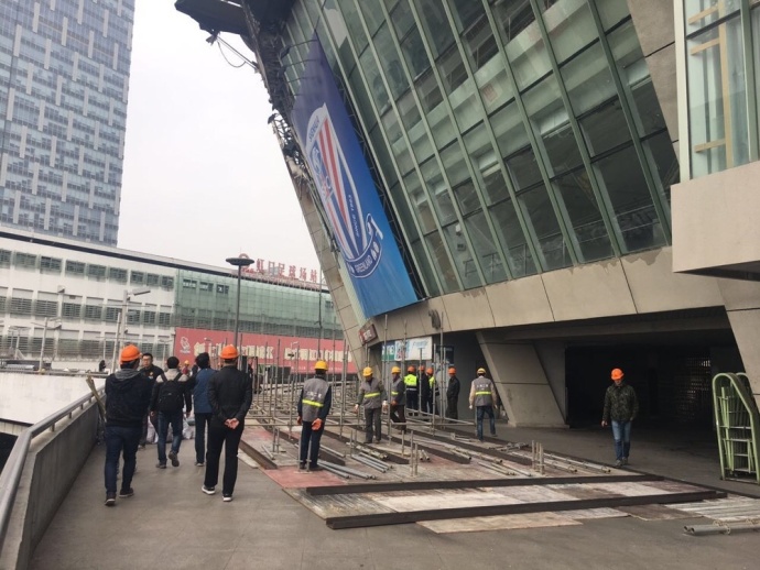 　　　　我不想更多地会商他的外遇和这个家庭的婆媳题目还有后代教育题目，总之，持久家庭糊口不兴奋加上性糊口窘蹙导致马学武日渐低沉。